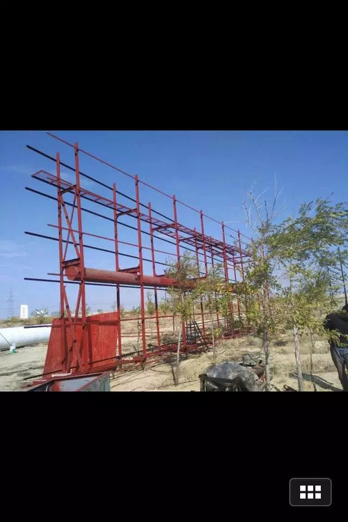阿勒泰广告塔施工现场-构件组装作业