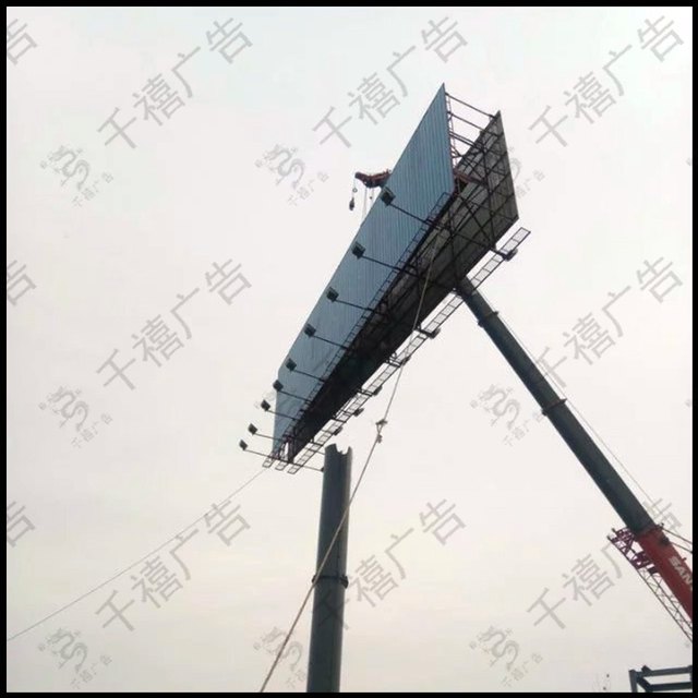 北京单立柱广告牌面板吊装就位