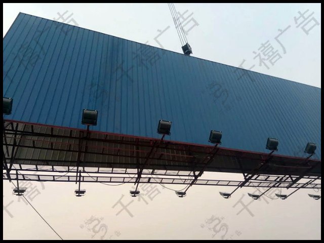 北京单立柱广告牌面板背面与照明灯具