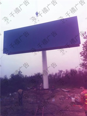 湖北单立柱广告塔现场照片 2