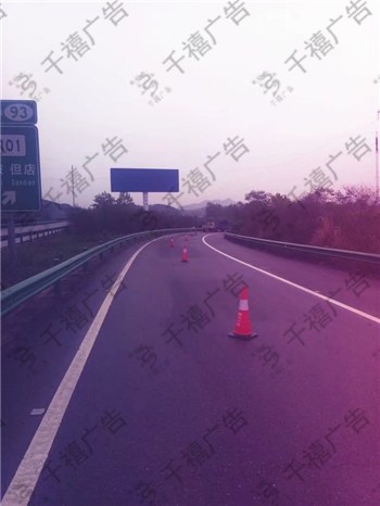 湖北单立柱广告塔现场照片 4