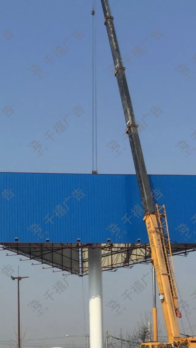 咸宁单立柱广告塔现场照片 3