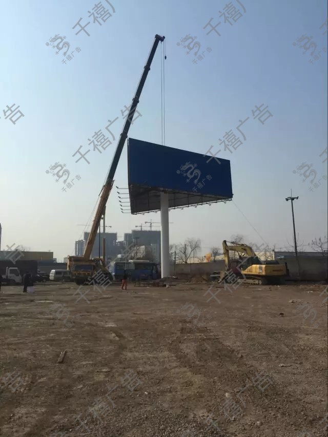 咸宁单立柱广告塔现场照片 4