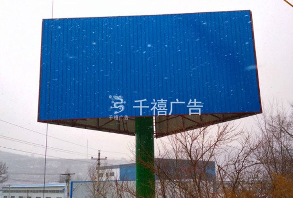 保定三面翻单立柱广告牌：从违建到规范管理的转变