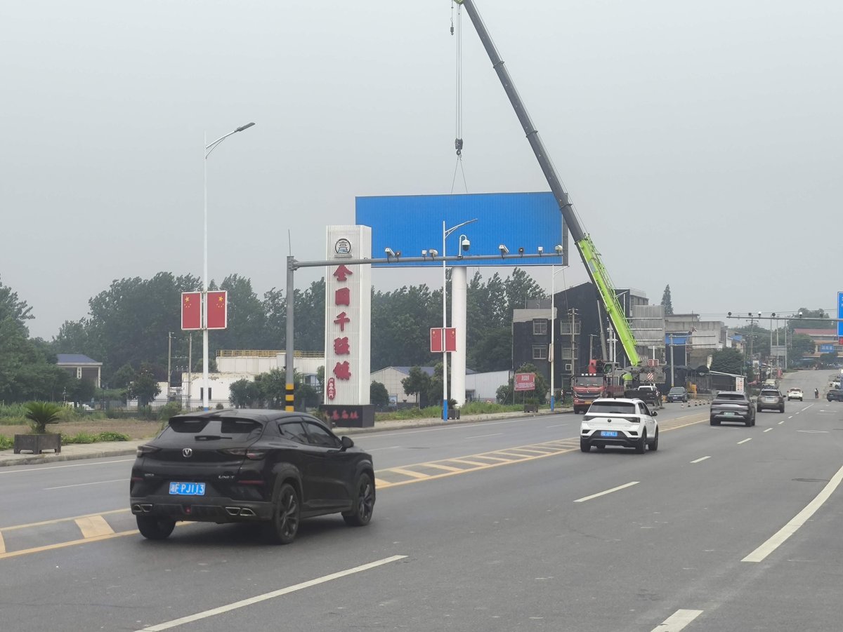 两面单立柱广告塔成品正面