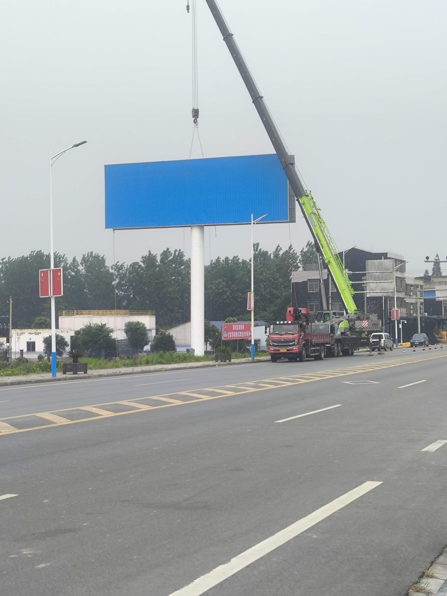 两面单立柱广告塔立于公路旁