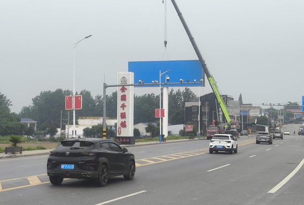 湖北荆州石首两面单立柱广告塔案例