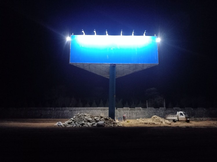 两面牌体夜间亮灯效果