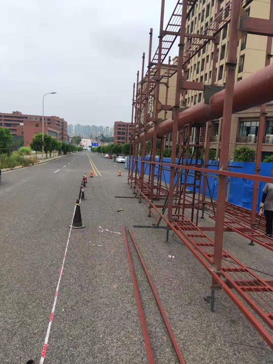重庆城区道路旁塔架拼装