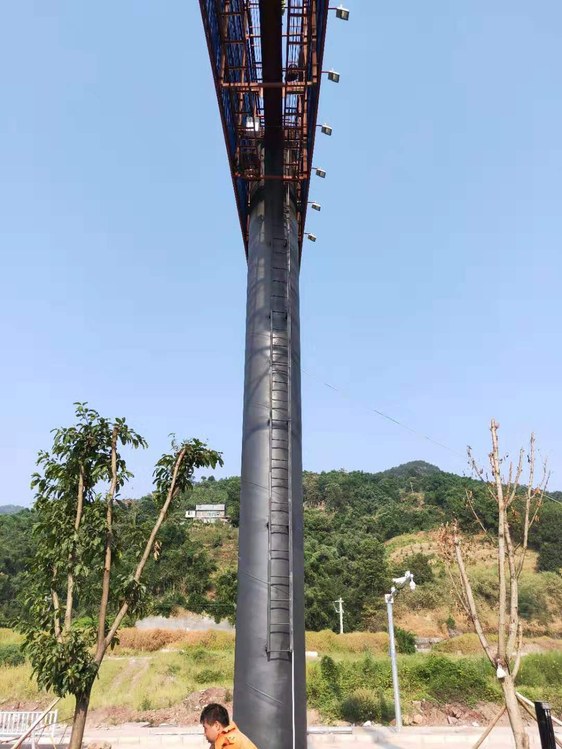 山间公路旁塔柱与爬梯
