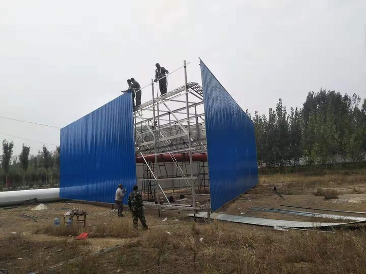 工人拼装V形牌体