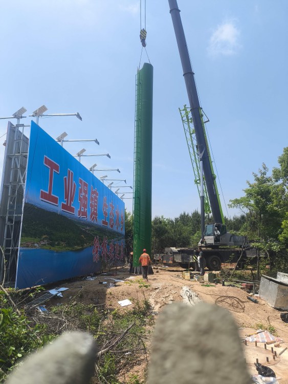 安庆广告塔完工后整塔与吊车