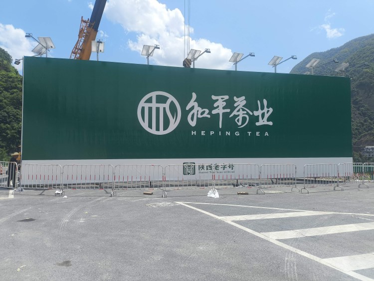 绿色牌面吊装过程