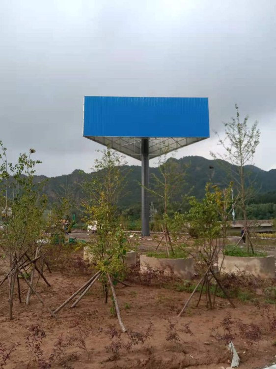 完工后整塔实景,塔立在山脚树苗地里