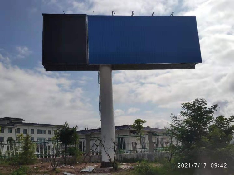 完工后的整塔：一面 LED 屏（暗屏）、一面喷绘板