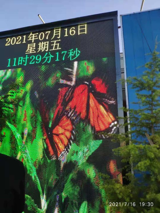 LED 屏通电后显示日期时间与画面
