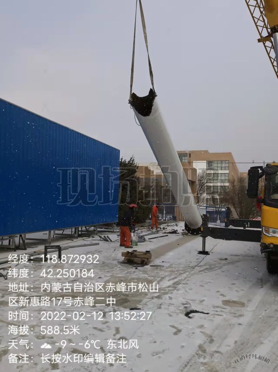 牌体与立柱对接，吊车在雪地里作业