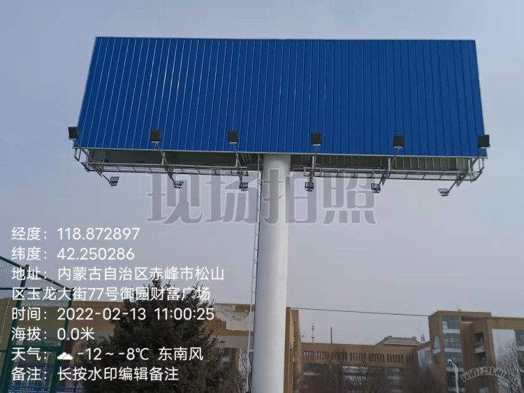 完工后的牌面与下沿照明灯臂