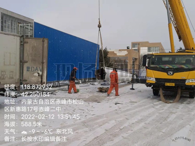 三名工人在雪地里配合吊装