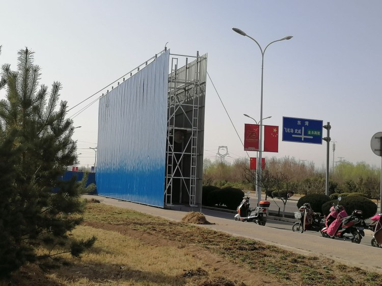 牌体在地面拼装,脚手架围在四周