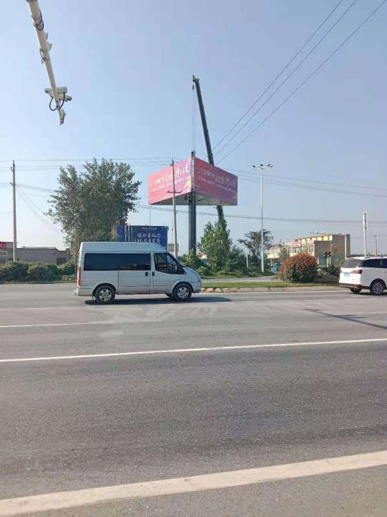完工后从公路上看到的整塔