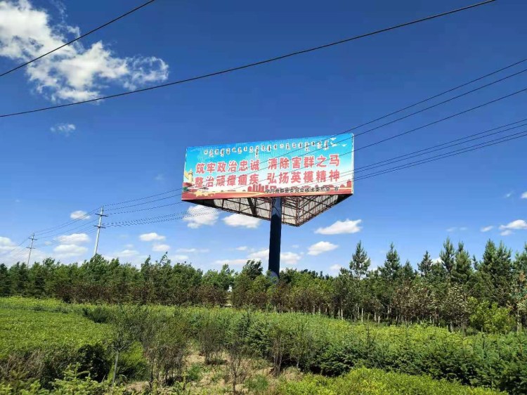 完工后的正面：三块牌面朝三个方向，下方框架收成三角