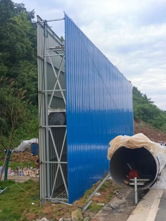 牌体侧立在地面，圆筒立柱摆在路边