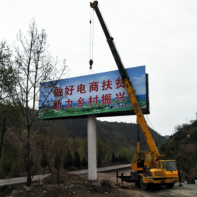 吊车吊起牌体，立柱已立好