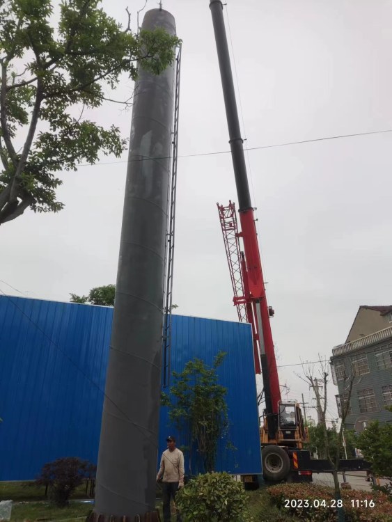 吊车吊起钢管立柱