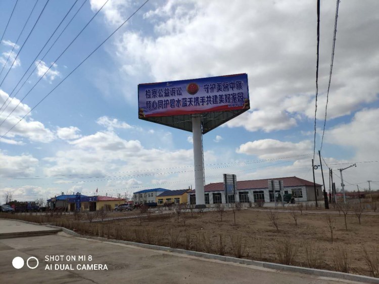 完工后整塔，牌体俯视呈三角形