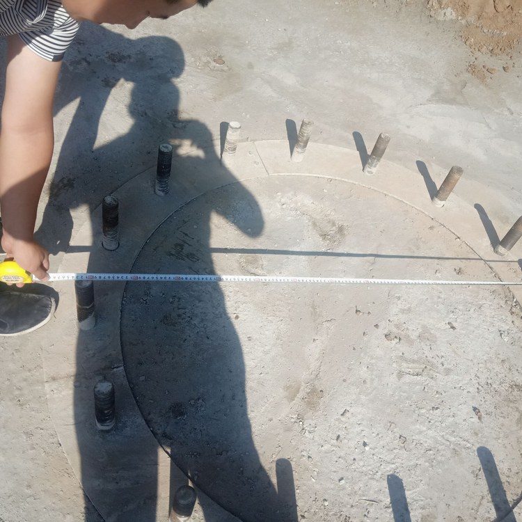 基础地脚螺栓按塔柱法兰孔距预埋到位