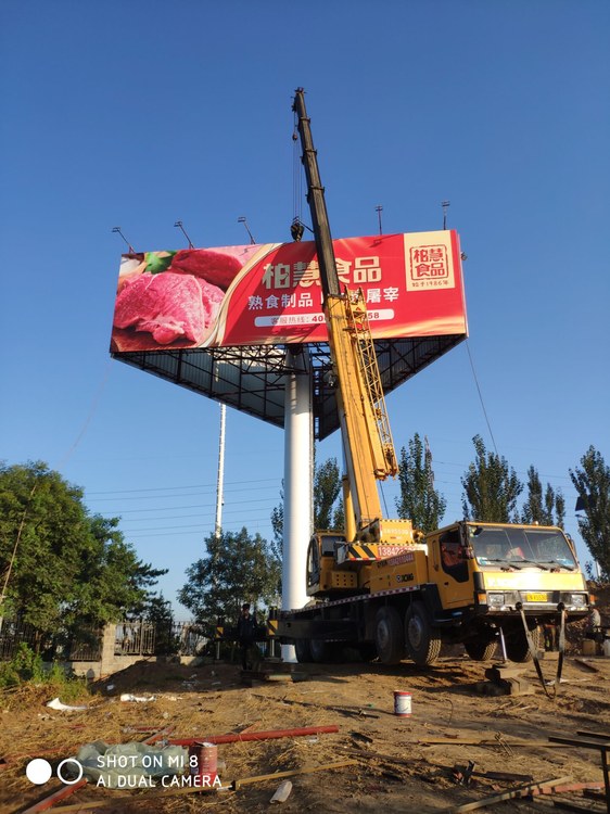 牌体在地面拼装成型，吊车配合立柱就位