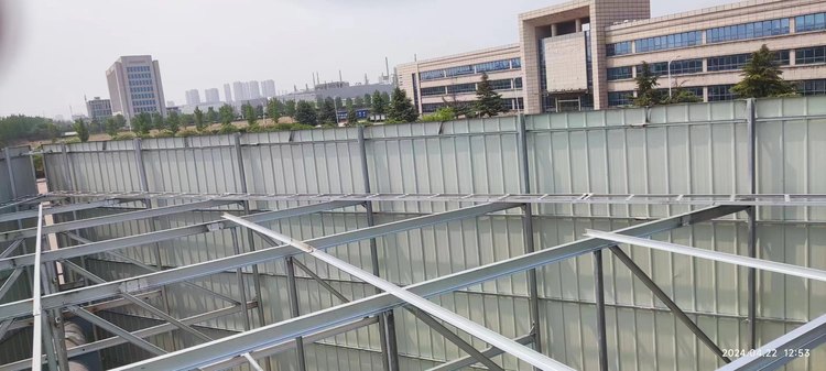 三面广告塔牌体背面钢骨架与斜撑