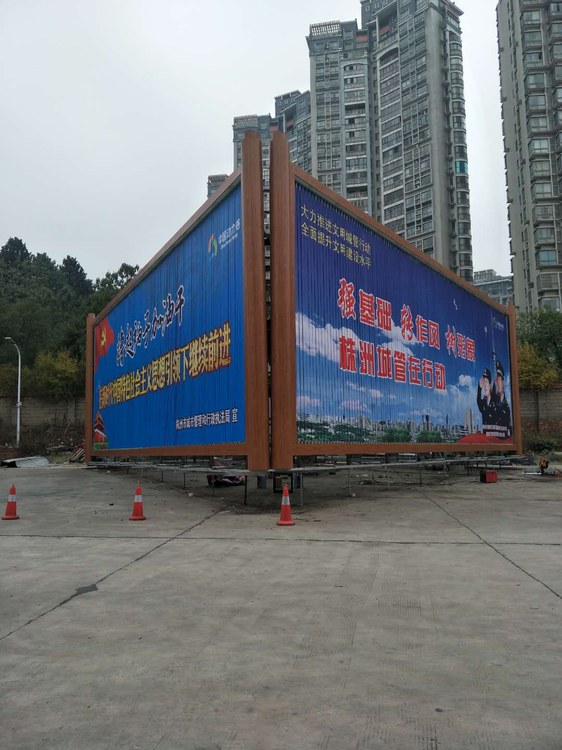 双面折角广告塔全景,两块板面成夹角各朝一个方向