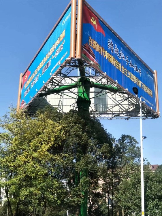 仰视双面折角广告塔牌体,绿色立柱与底部桁架