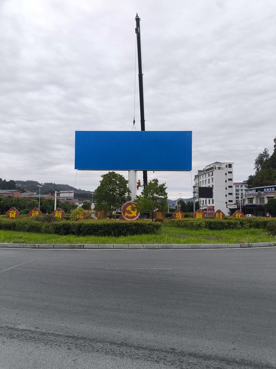 路边看广告塔全景