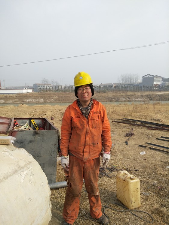 广告塔施工现场的施工人员