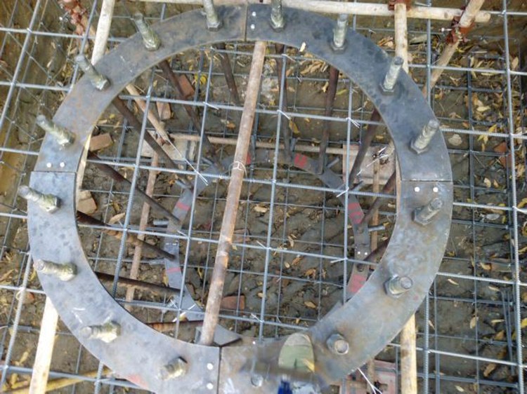 广告塔基础圆形地脚螺栓定位环放在钢筋网上