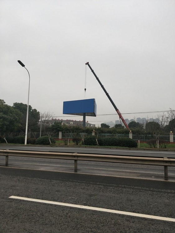 高速路旁的两面广告塔远景