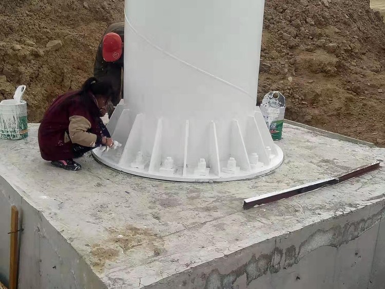 广告塔白色柱脚法兰与地脚螺栓
