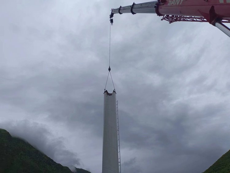 圆管立柱吊装，柱顶弧形鞍座与柱身固定爬梯